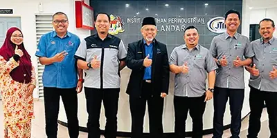 KUNJUNGAN HORMAT DAN PERBINCANGAN JALINAN STRATEGIK…